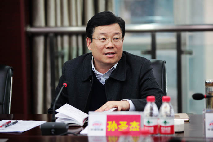 会上,孙圣杰指出,此次会议的主题是"贯彻六中全会精神,开启企业新的